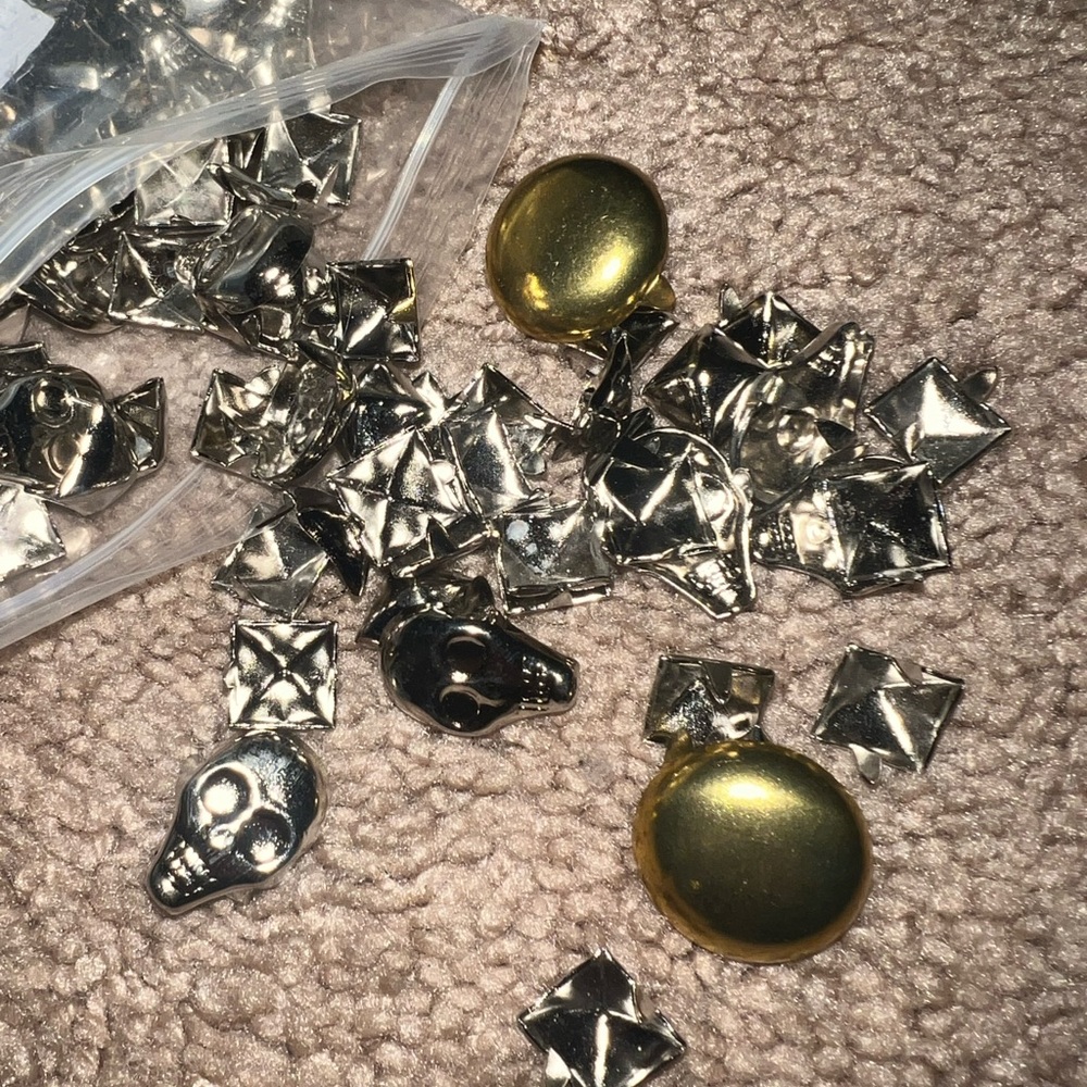 Clothing studs - Picture 2 of 2